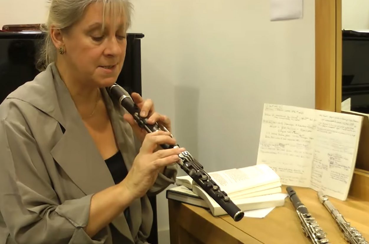 Principal flute Lisa Beznosiuk shows us the difference between conical and cylindrical flutes