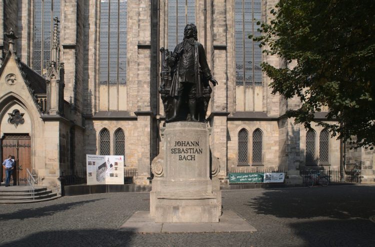 Statue of JS Bach outside St Thomas Church, Leipzig (Licensed under the Creative Commons Attribution 4.0 International license - https://commons.wikimedia.org/wiki/File:20200912_Thomaskirche_Leipzig_01.jpg)